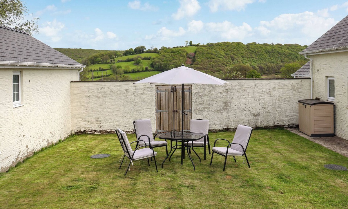 Llanybydder Cottage | 3 bedroom accommodation in Llandello
