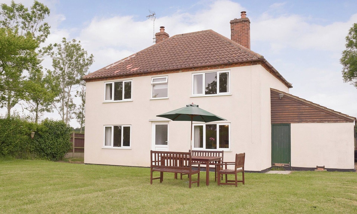 Beccles Cottage | 3 bedroom accommodation in Frostenden, near Beccles