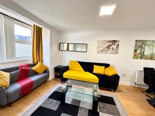 Grove Green House | 3-Bedroom House in Leyton near Stratford with 3 Bathrooms, Garden, Parking & WiFi