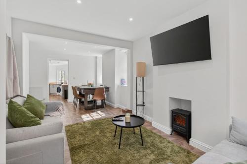 Chard House | 30 plus Nights, Contractors, Corporate Stays, Bills included