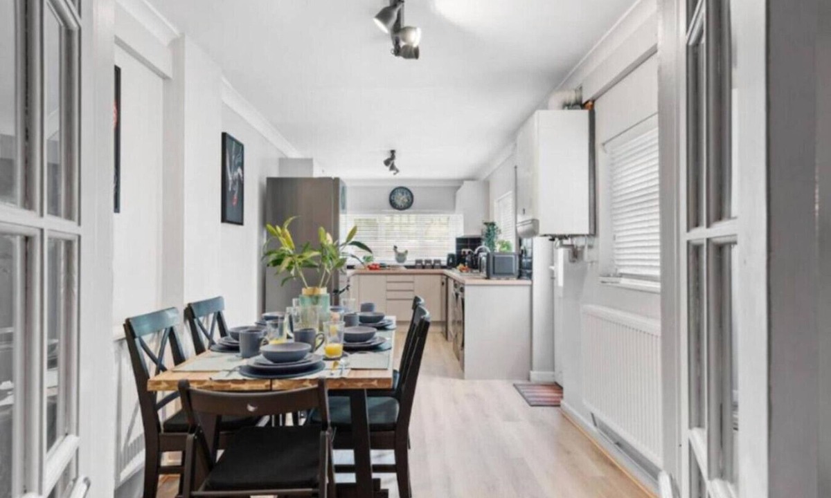 Morriston House | 4-Bed 2.5 Bath Central Ideal for Contractors