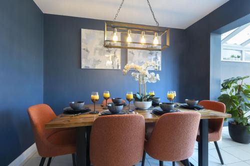 Gloucester House | 4-Bed Home with Hot Tub near Gloucester City