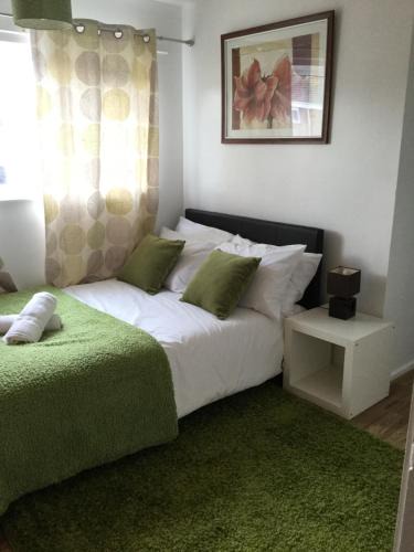 Basildon House | 4 Bed House next to Basildon Town Centre