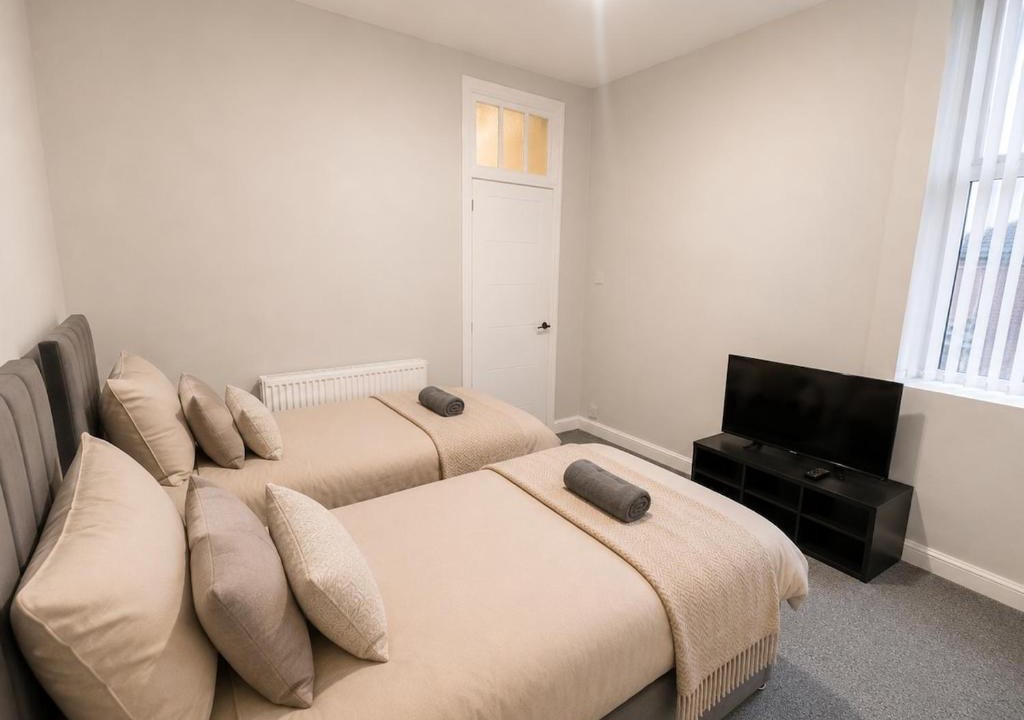 Glasgow Apartment | 4 Bed Modernised, Free Parking, Near City Centre
