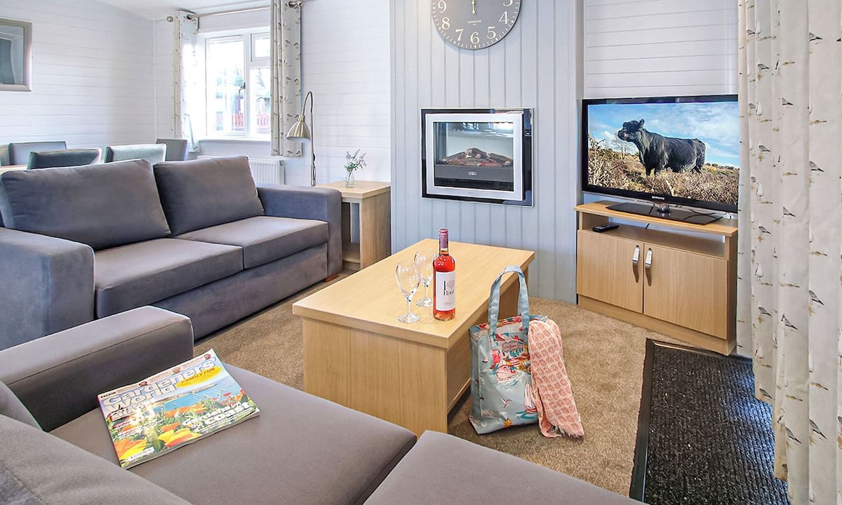Milford on Sea Ski Chalet | 4 bedroom accommodation in Milford-on-Sea, Nr Lymington