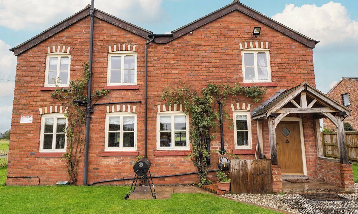 Overton-on-dee Cottage | 4 bedroom accommodation in Wrexham