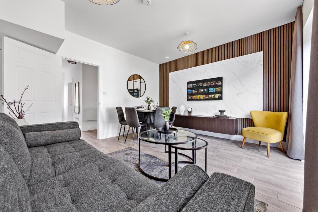 Enfield Highway Apartment | 4-BR I Extended Stays I Driveway Parking Available