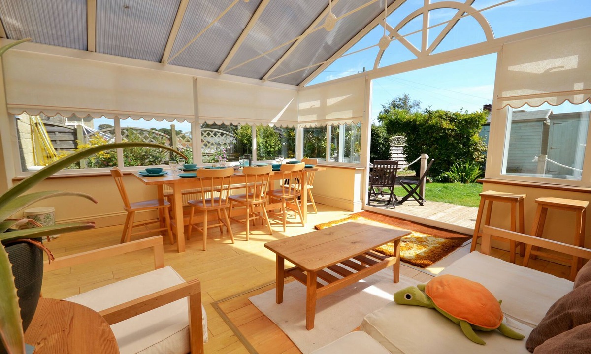 Bembridge Cottage | 4 Brooks Close - a house that sleeps 6 guests in 3 bedrooms