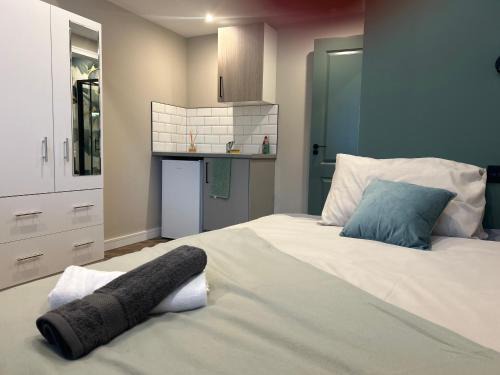 Gillingham House | 4 Luxury Mini Studio Room with Parking, Wi-Fi, Workers