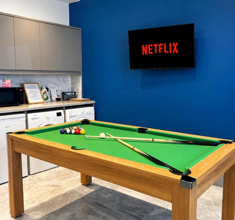 Scunthorpe House | 4BR Executive Accommodation with Private Parking Fast Wi-Fi