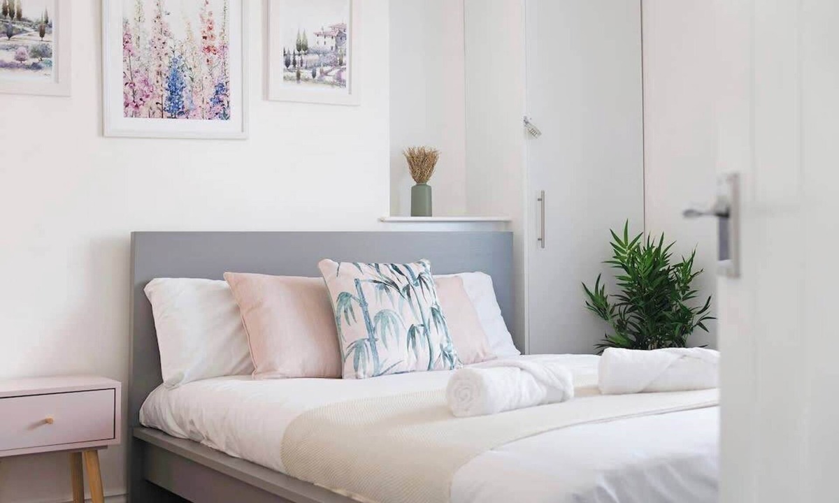 Stanley House | 4BR on Durham Road, Perfect For Large Groups