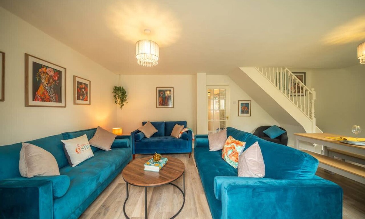 Cirencester House | 5 BD 3 bath 3 Car Drive Large Garden Pet Friendly