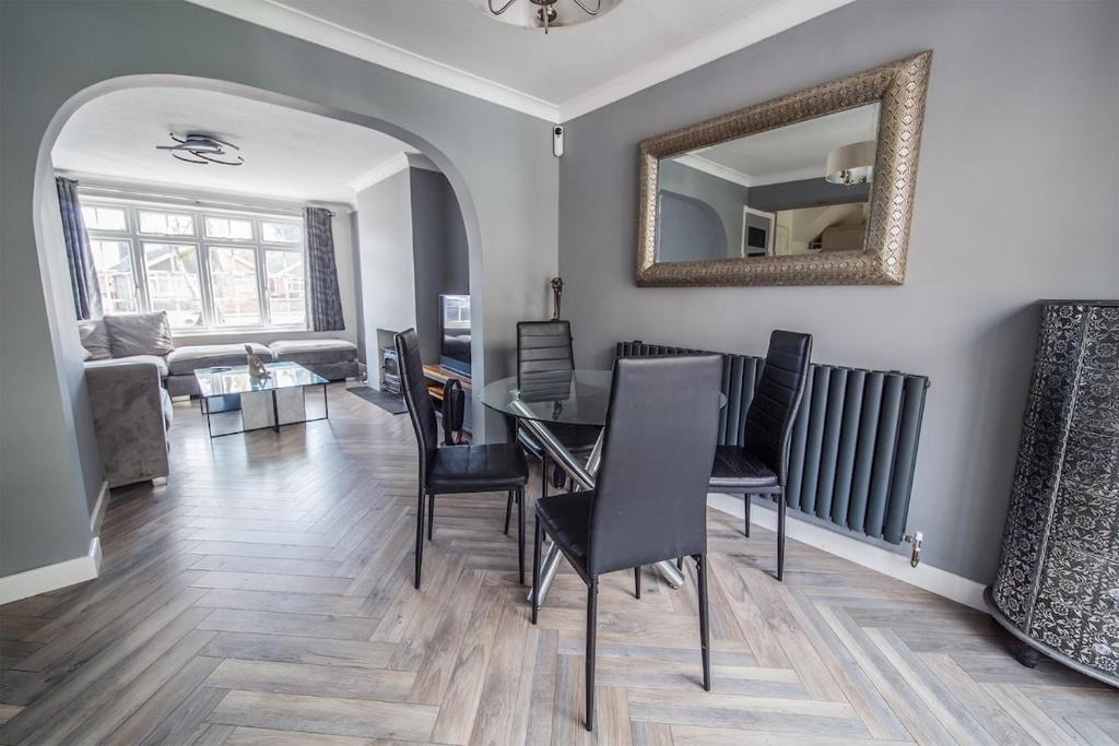 Bredhurst Apartment | 5 Bed Gem plus Private Garden Studio
