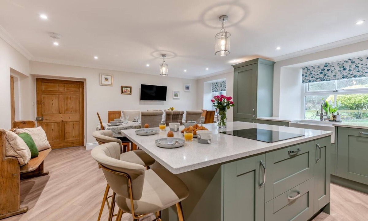 Old Bewick Cottage | 5 Bed in Biddlestone (oc-b30105)
