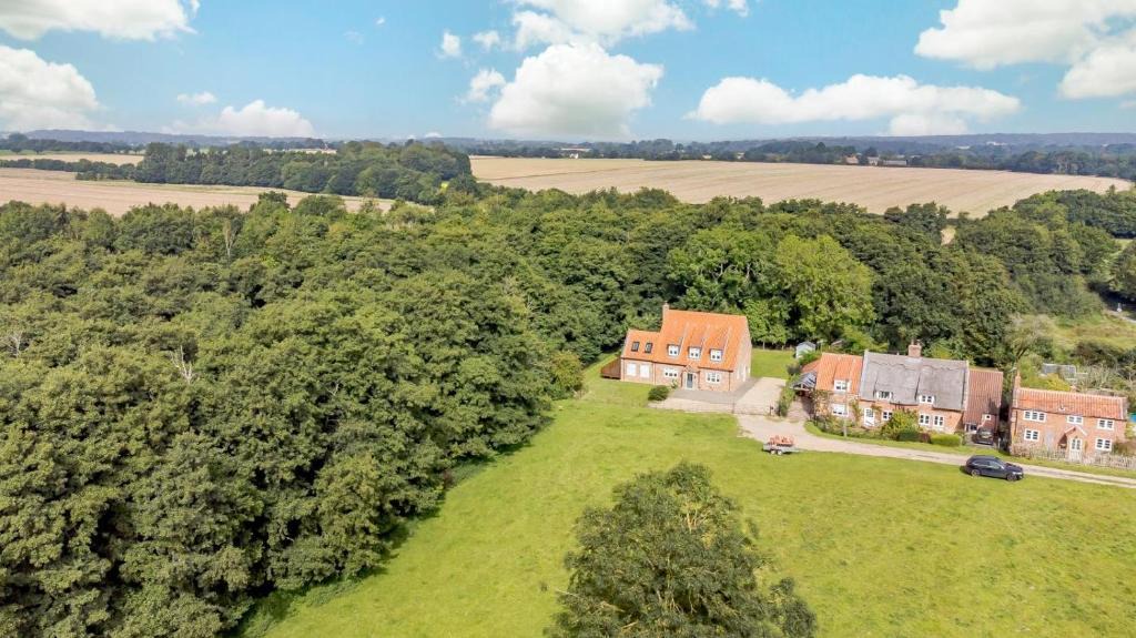 Aldborough House | 5 Bed in Hanworth Common oc-1650