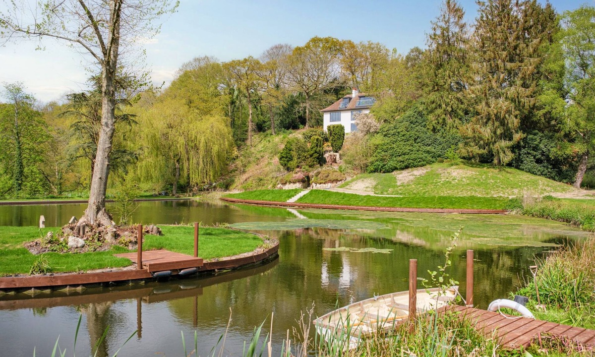 Devizes House | 5 Bed Lake House - Sleeps 10 - Nature Reserve