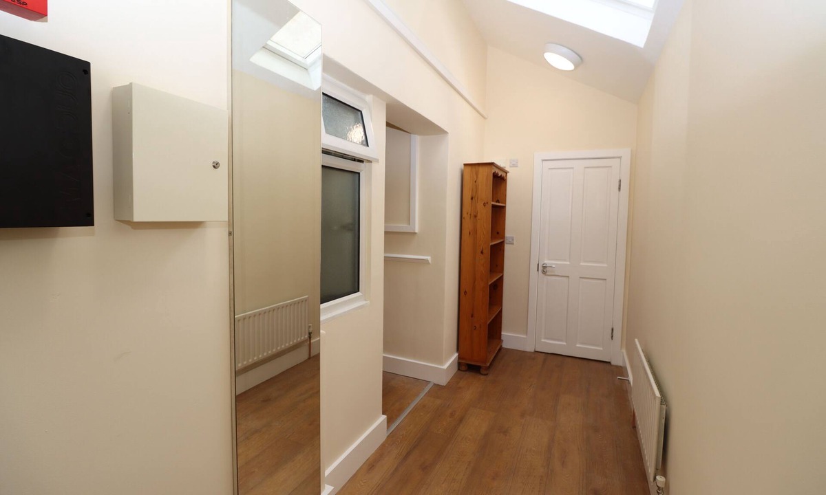 Chingford House | 5 Bed Spacious Family Home in Chingford 30 mins away from Central London.
