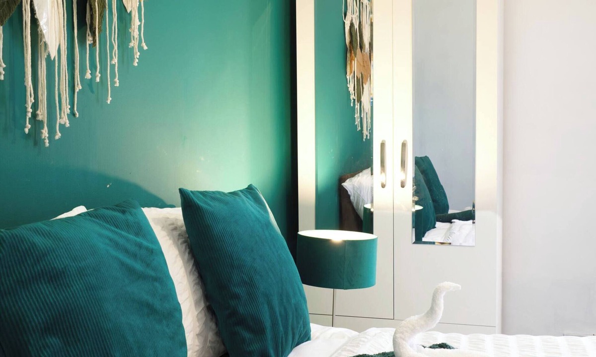 Wolverhampton House | 5-bedroom 11 Sleeps-fast Wifi, Free Parking, Netflix