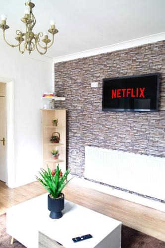 Wolverhampton House | 5-Bedroom 11 Sleeps-Fast WiFi, Free parking, Netflix
