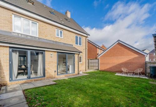Bletchley Apartment | 5 Bedroom Detached House in Milton Keynes