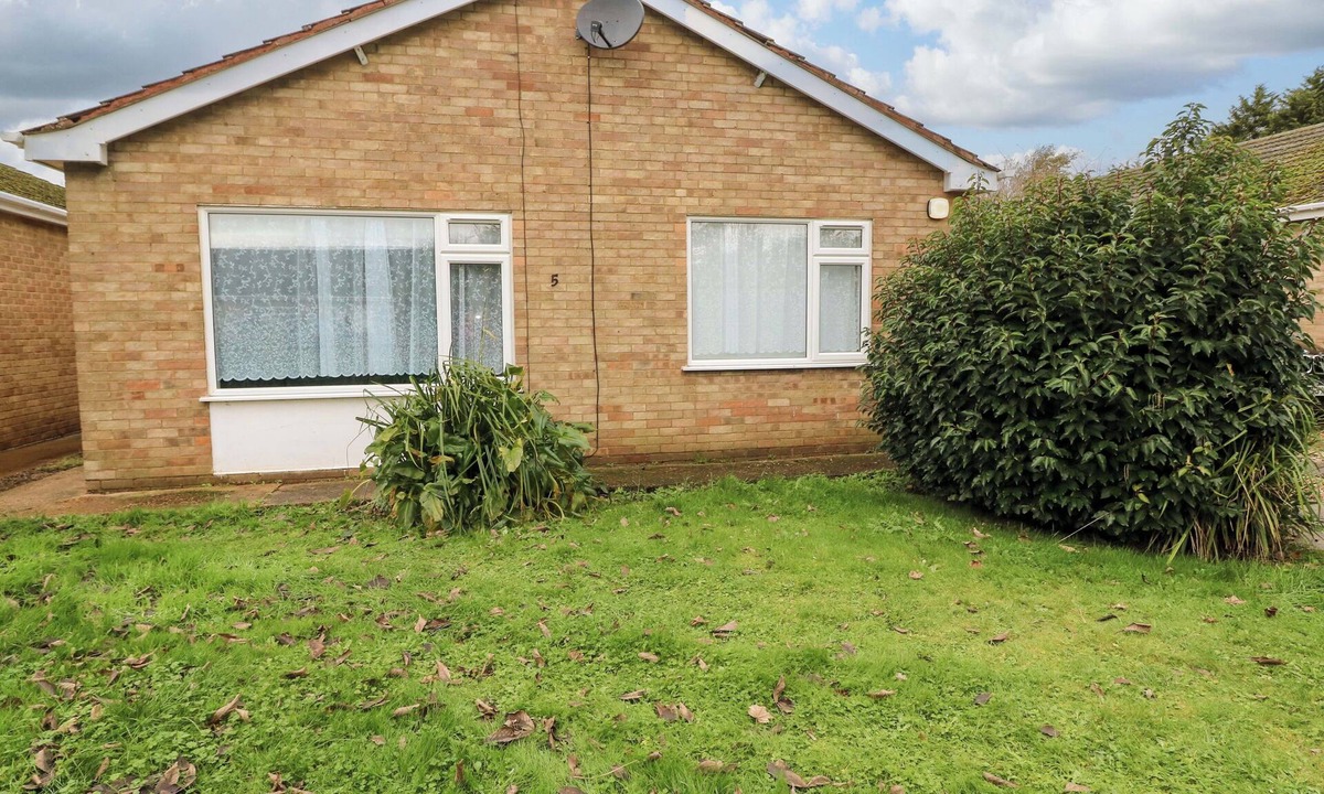 Wisbech Cottage | 5 OVERSTONE DRIVE, with a garden in Wisbech