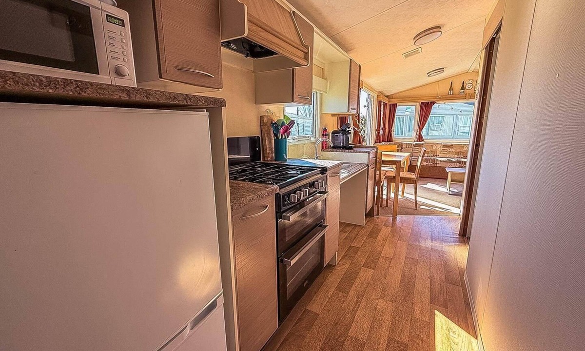 Pakefield House | 6 berth caravan with free WiFi for hire in Suffolk ref 68073BS
