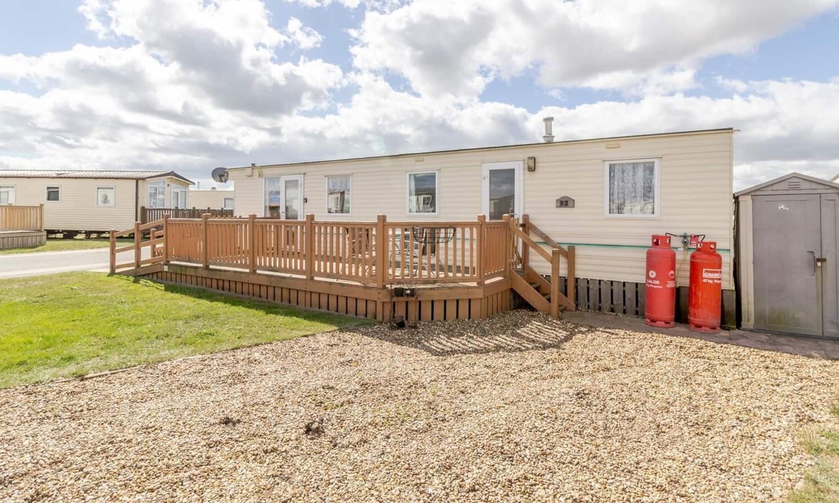 Lowestoft House | 8 berth caravan for hire by the beach & many attractions in Suffolk ref 40093ND