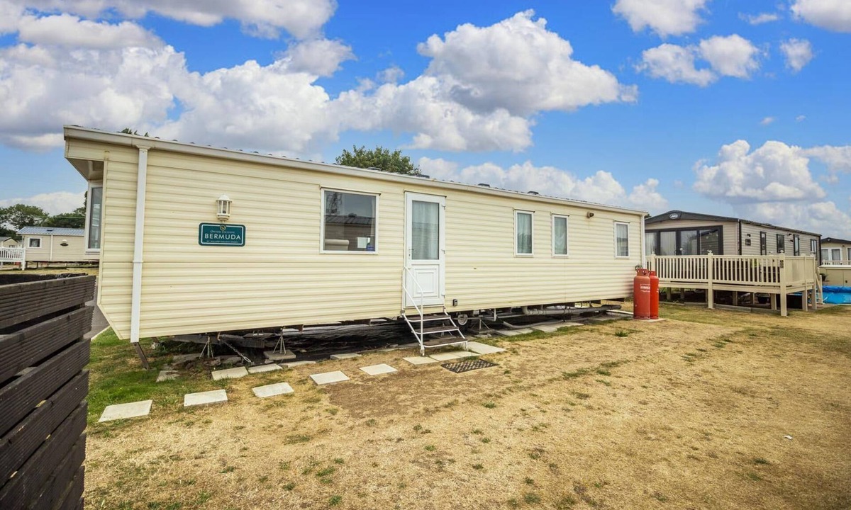 Clacton-on-Sea House | 8 berth caravan with WiFi at Valley Farm Holiday Park ref 46585V