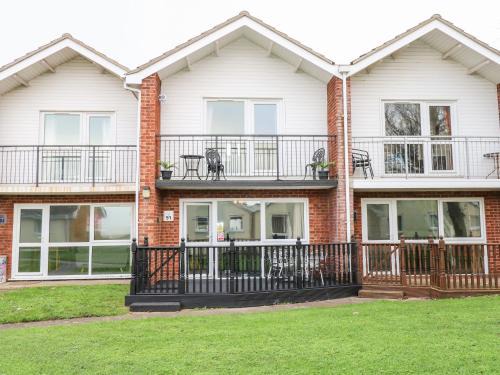 Corton House | 91 Waterside Park