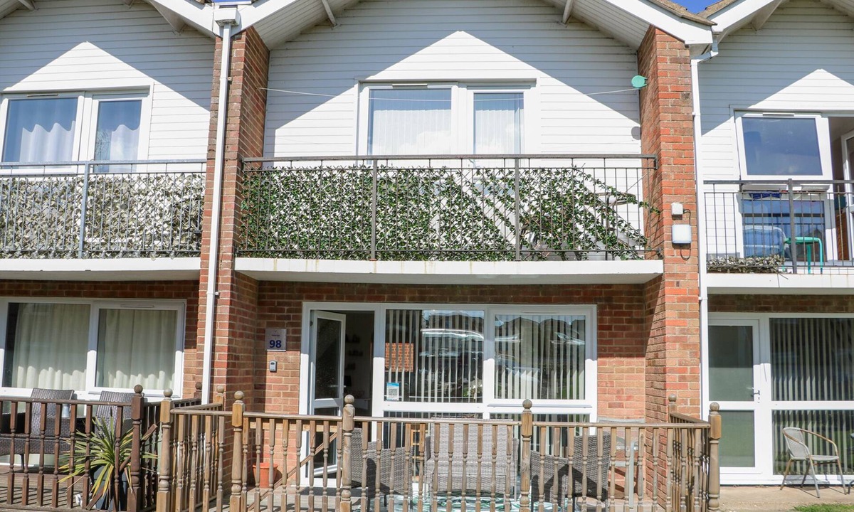 Corton Cottage | 98 Waterside Park