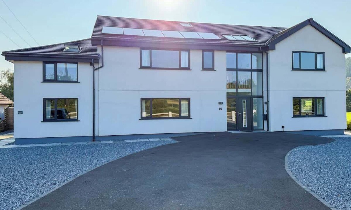 Llanarthney House | A Spacious Countryside Retreat for up to 16 Guests
