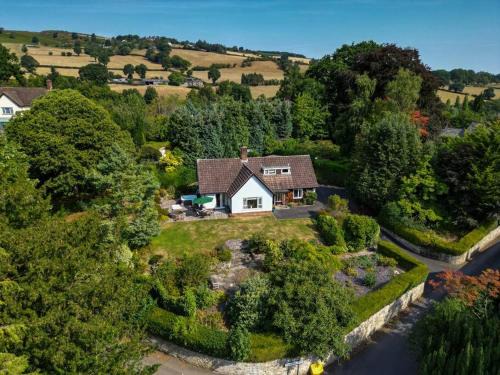 Kington House | A spacious hidden gem with hot tub, lovely garden & views