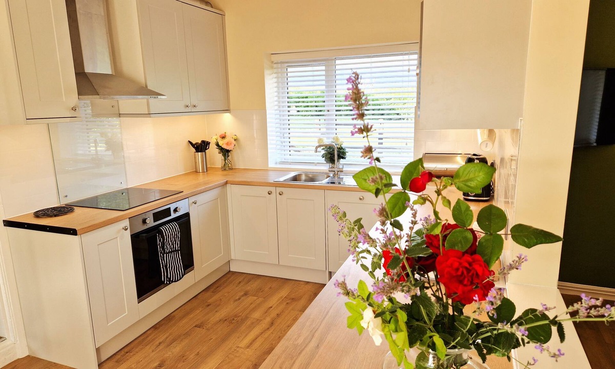 Ivinghoe Cottage | A three bedroom, two bathroom that sleeps 5 guests in 3 bedrooms