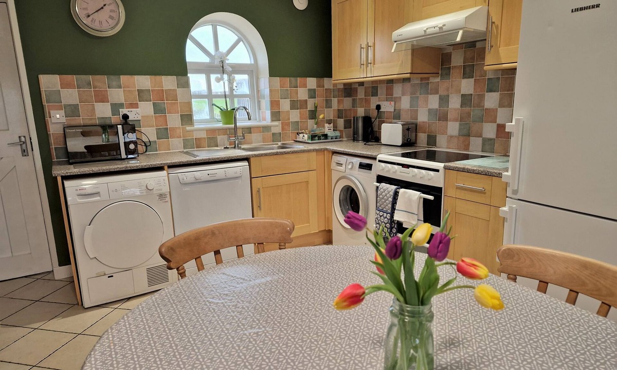 Ivinghoe Cottage | A three bedroom, two bathroom that sleeps 6 guests in 3 bedrooms