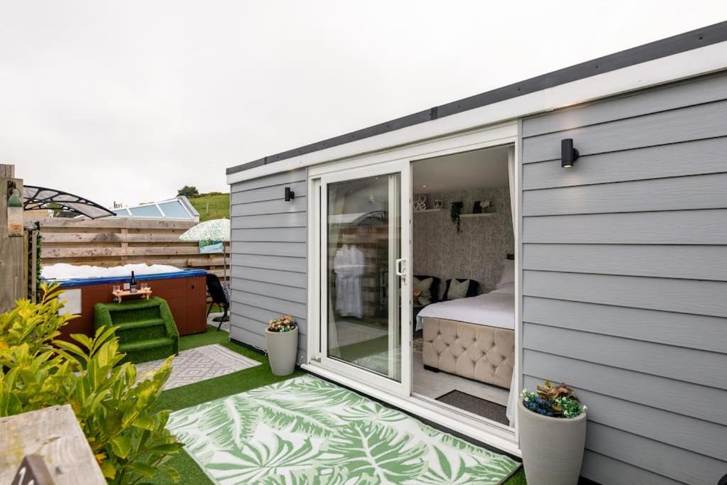 Amlwch Apartment | Adorable private couples retreat with hot tub