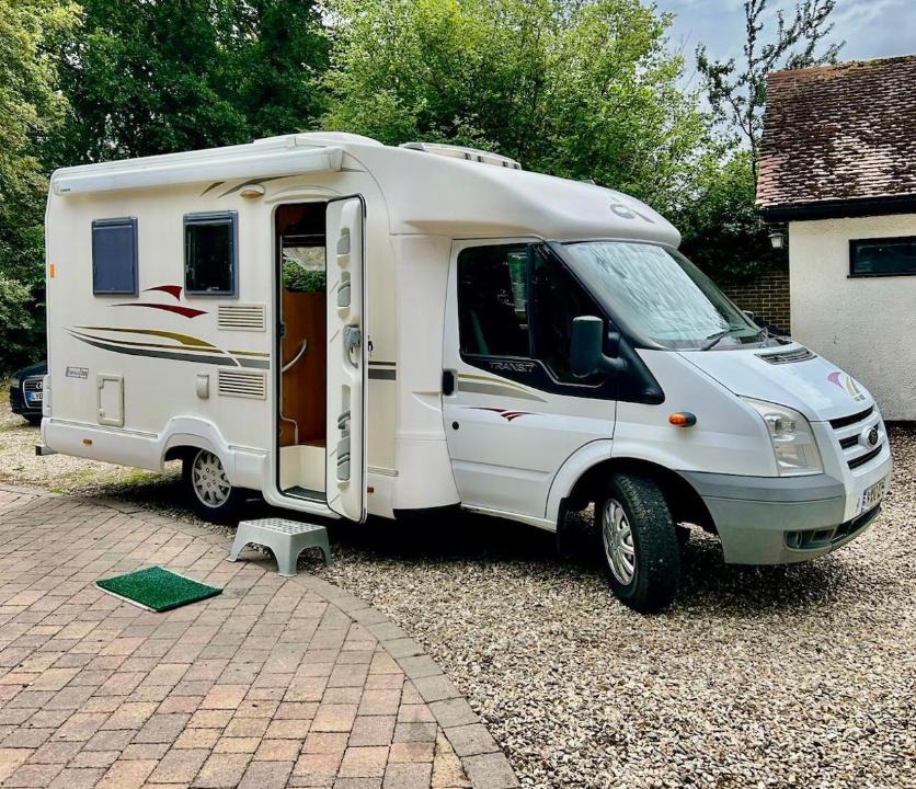 Aldershot House | Air Conditioned Motorhome Escape in Surrey