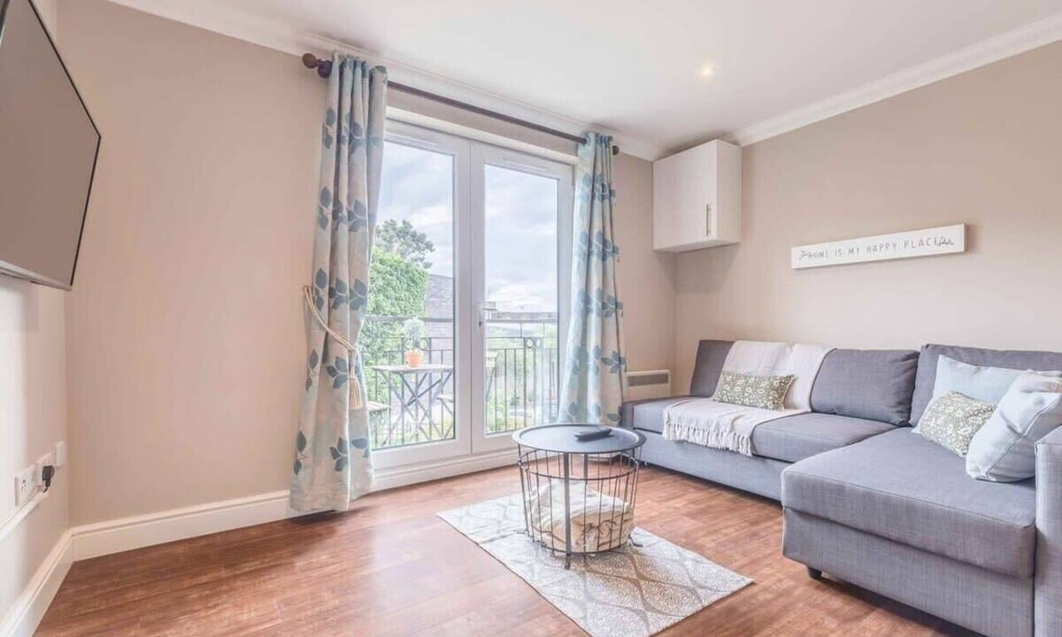 Windsor Apartment | Airy 1 Bed Windsor Apt w/Balcony - By Tempstay