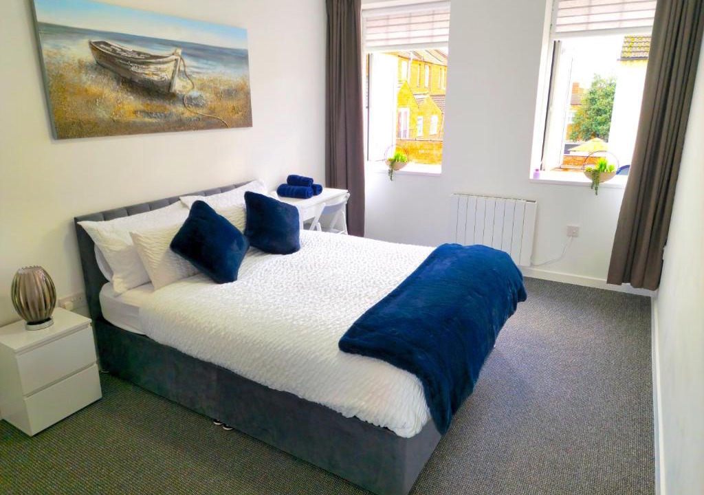 Northampton Apartment | Airy Central Property Near Hospital w Free Parking