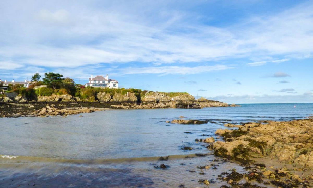 Cemaes Bay House | Angorfa: A Charming Retreat in Cemaes Bay