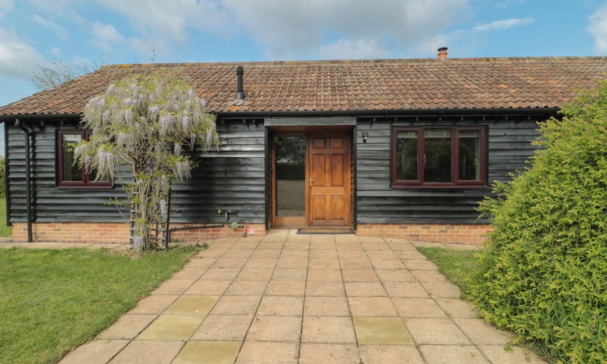 Devizes Cottage | ANNEX AT BARNFIELD HOUSE, pet friendly, with open fire in Devizes