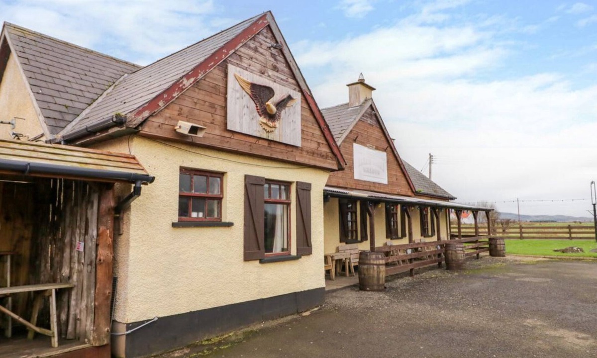 Limavady Cabin | Apache Falls Lodge, Castlerock