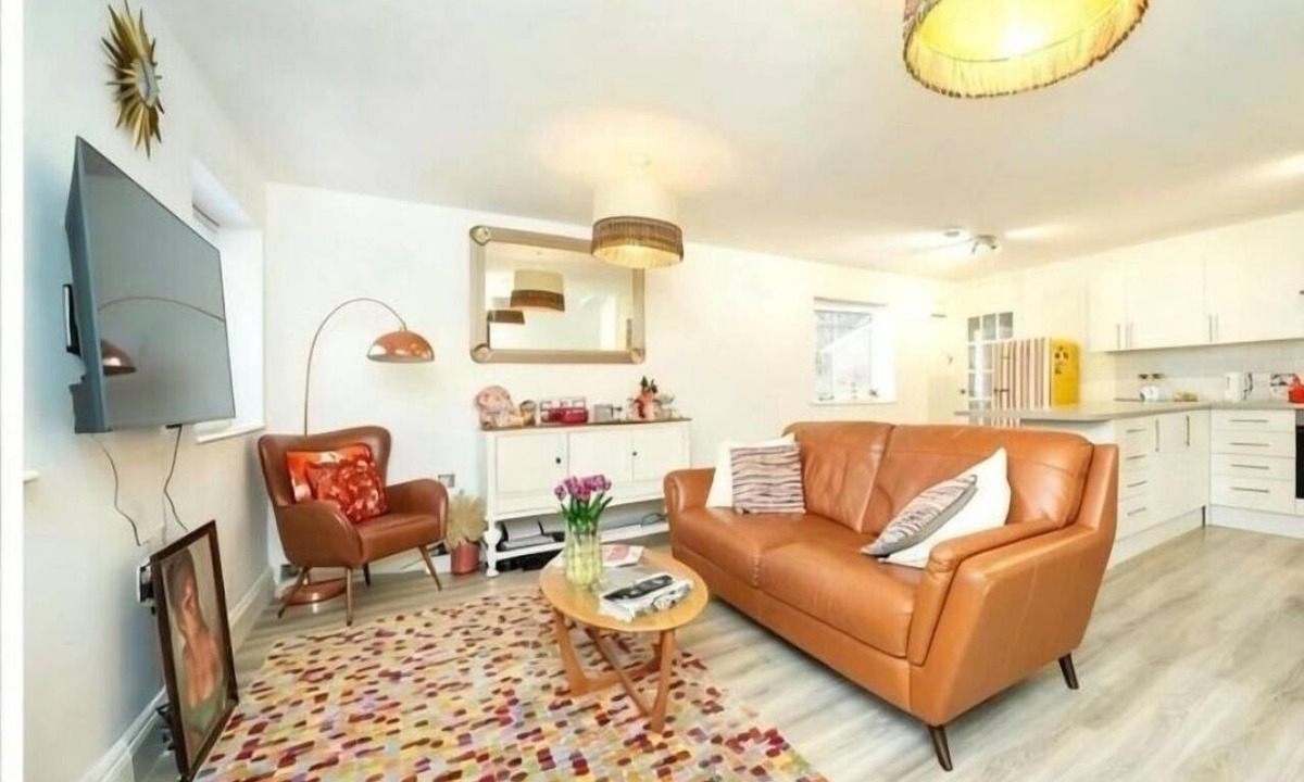 Sutton Coldfield Apartment | Apartment Sleeps 2 with Parking