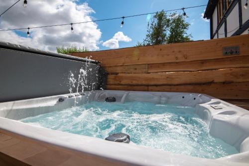 Hereford House | Apple Tree Cottage - Cosy 2 Bed with Deluxe HOT TUB & Log Burner