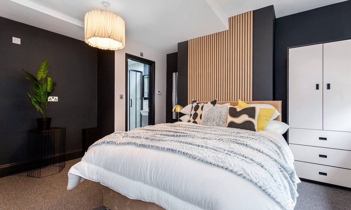 Ashton-under-Lyne House | Ashton Luxury Getaway Sleeps 14 With 2 Free Parking Space