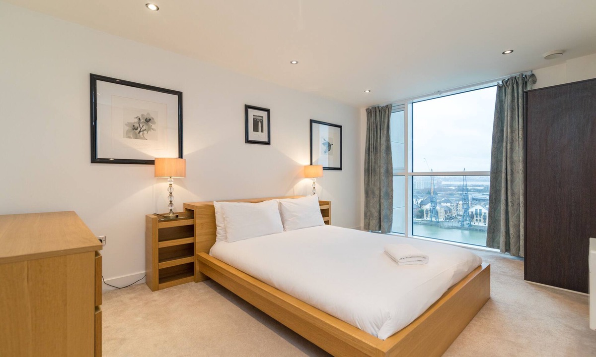 Docklands Apartment | Austin David Apartments - New Island