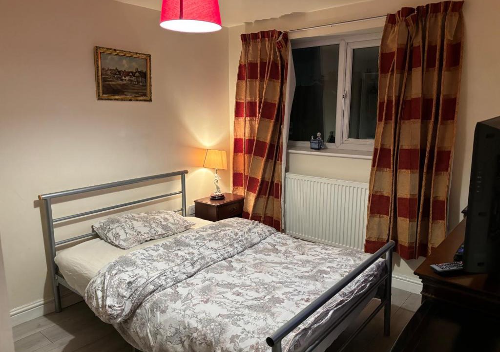 Ashton-under-Lyne Bed & Breakfast | B4-Jacks Court