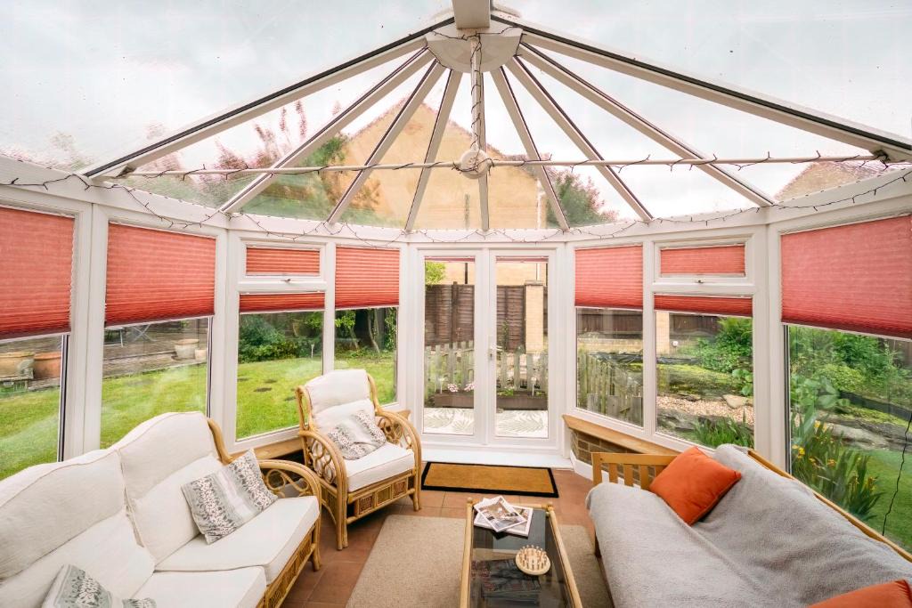 Bradley Stoke House | Baker's Bun - Sleeps 7 - Spacious Home - Parking & Garden - Bradley Stoke Bristol