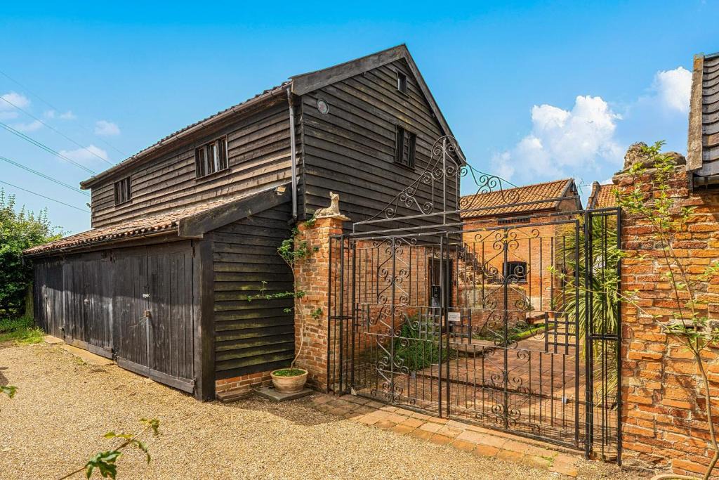 Palgrave House | Barn Conversion Sleeps 2 with Parking