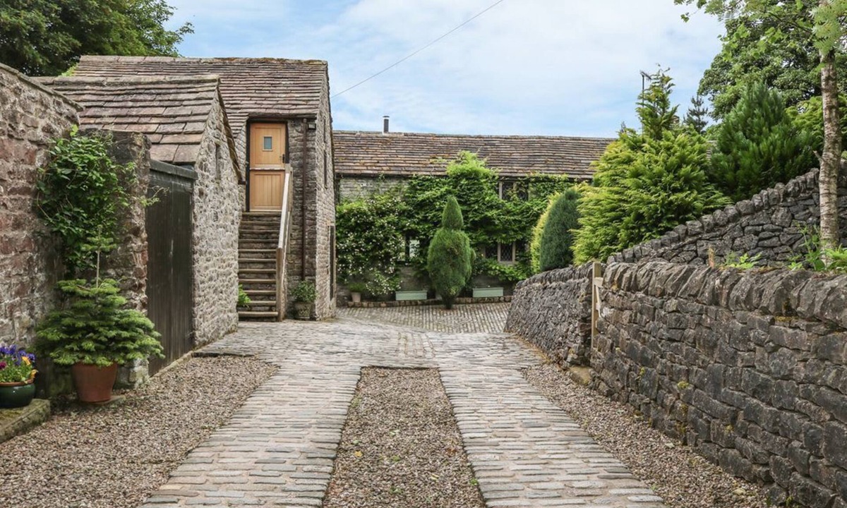 Peak District National Park Cottage | BARN COTTAGE, countryside, in Peak Forest, 985633