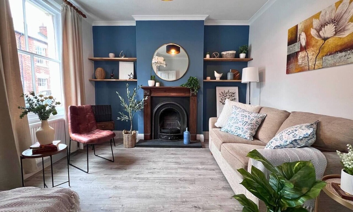 Warwick House | Basement Game Room & Workspace Two Spacious Bedrooms Close to Train Station